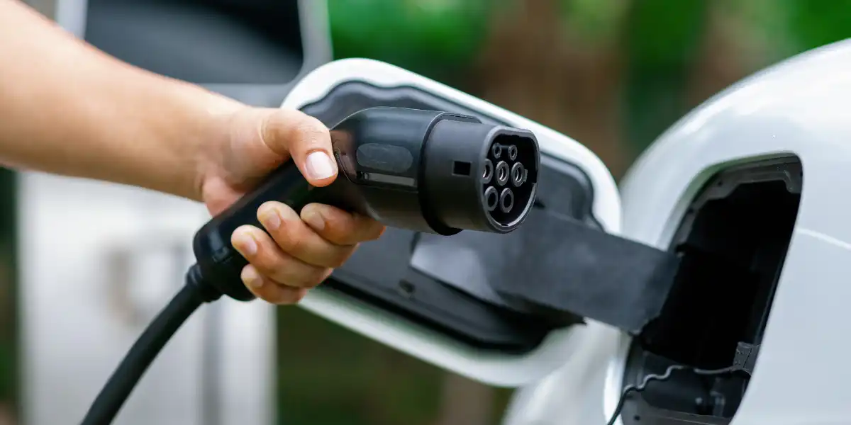 Tips Ngecas Mobil Listrik agar Baterai Tahan Lama